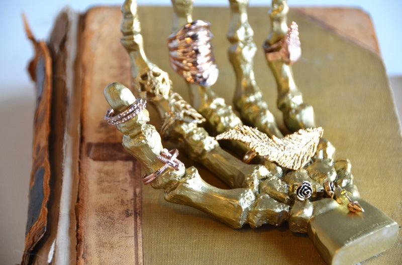 DIY: skeleton hand ring holder