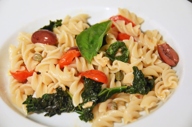DIY food: brown rice pasta with tomatoes, garlic, fresh basil and capers